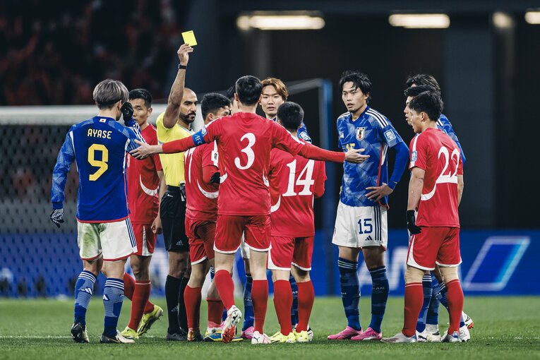 北朝鮮のラフプレーでイエローカードが提示される　©Kiichi Matsumoto/JMPA