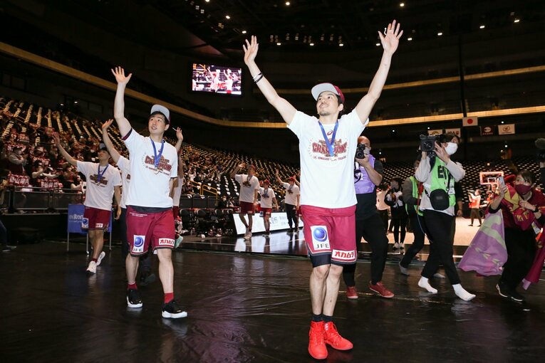 Tシャツとキャップで優勝を喜ぶ篠山竜青（右）と長谷川