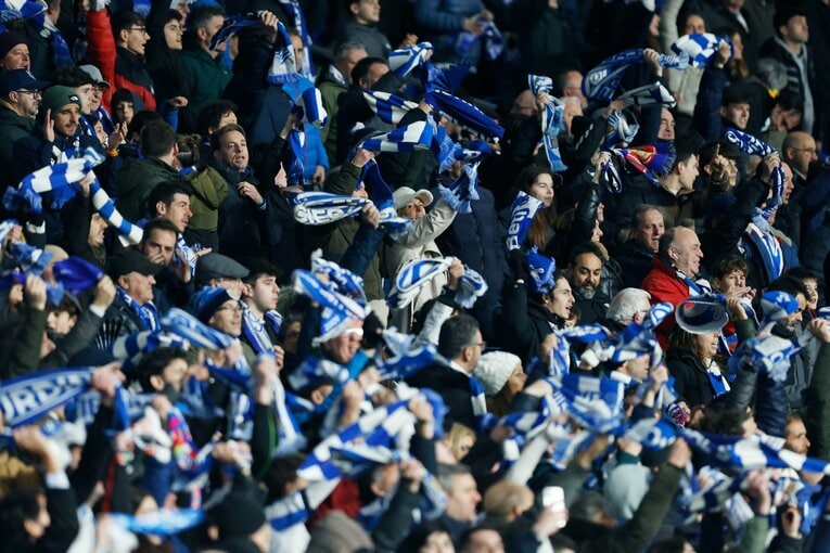 久保建英の「目をつむった祈り」は届かず失望…現地カメラマンが見た“近いようで遠い初タイトル”「タケら選手たちは打ちのめされた。だが」(2)