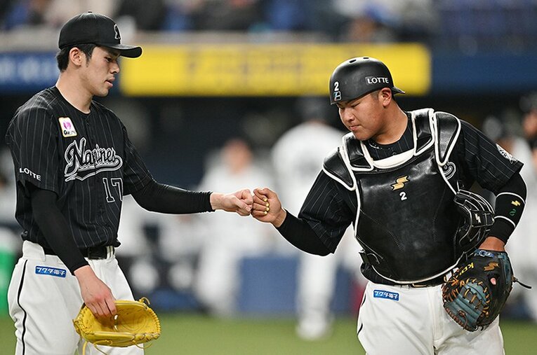 プロ野球史上3人目となる「高卒新人捕手の開幕スタメン」を果たし、佐々木朗希が先発した7試合は全てマスクを被るロッテ松川虎生。彼の原点に迫った ／ photograph by Hideki Sugiyama