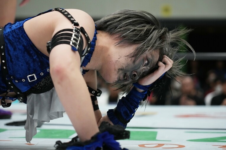 黒いスプレーを浴びた安納サオリ　©Essei Hara