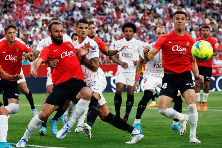 「クボ、ユニホームお願い」来季のレアル去就報道が出てもマジョルカで愛される久保建英…「残留か降格の最終節」で輝くか〈撮影者の視点〉(32)