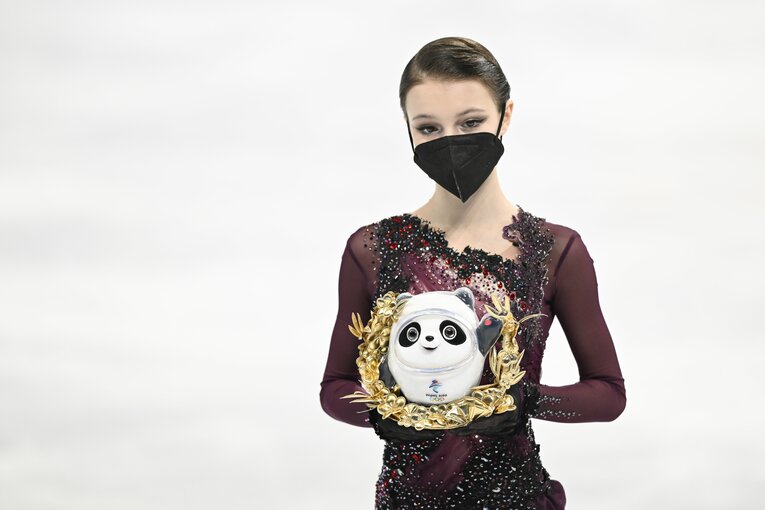 「泣いてる場合じゃない」新女王・坂本花織と中野コーチが守った“フィギュアの品格” 「20年前のスケート」発言のタラソワへ伝えたいこと(38)