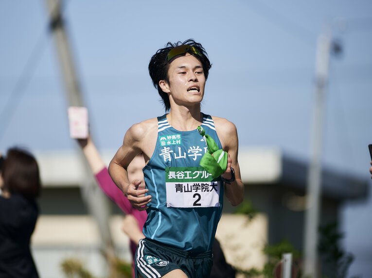 2024年の全日本7区、青学大の太田がサングラスを額に上げてペースアップ　©Yuki Suenaga