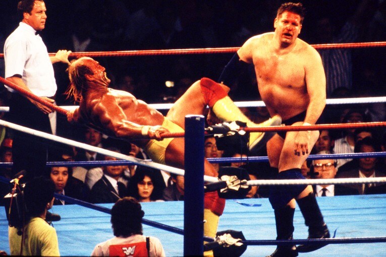 日米レスリングサミットのメインイベントで対戦したスタン・ハンセンとハルク・ホーガン。1990年4月13日、東京ドーム　©Essei Hara