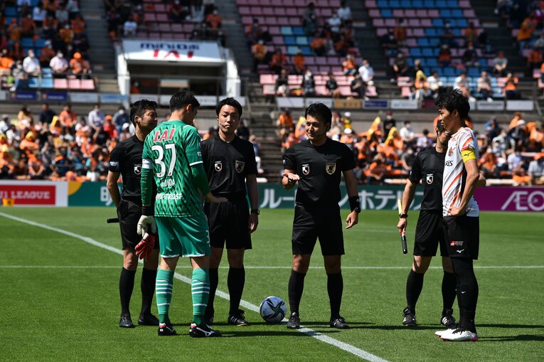 5月15日のエスパルス戦、主将としてコイントスに臨む丸山（右）　©J.LEAGUE