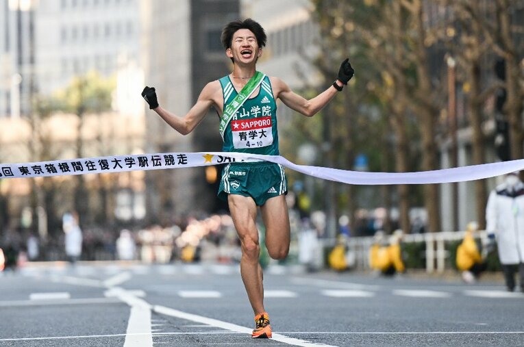 10区を区間新記録で駆け抜けた青山学院大学3年生の中倉啓敦。同選手も早くから中野ジェームズ修一氏が考案した新メニューに取り組んでいた ／ photograph by Nanae Suzuki