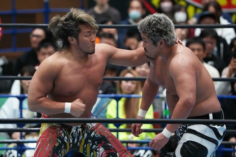 Yuto-Iceを攻める棚橋弘至。11月8日、東祥アリーナ安城　©Essei Hara