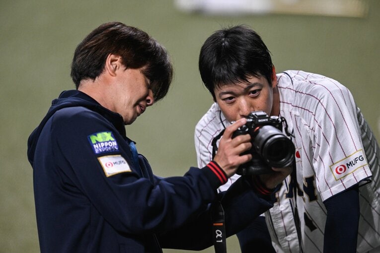 カメラに映った何かに興味津々の山田哲人　©︎Nanae Suzuki