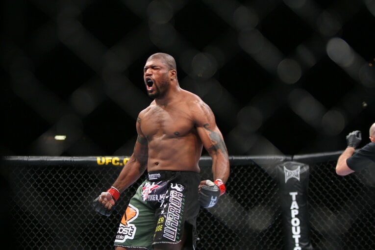 オクタゴンで吠えるジャクソン　©Susumu Nagao