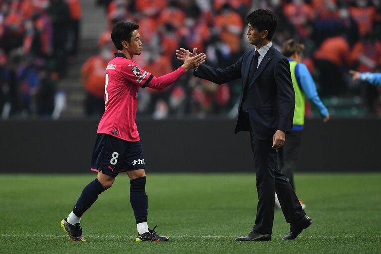 試合後の香川真司と小菊昭雄監督