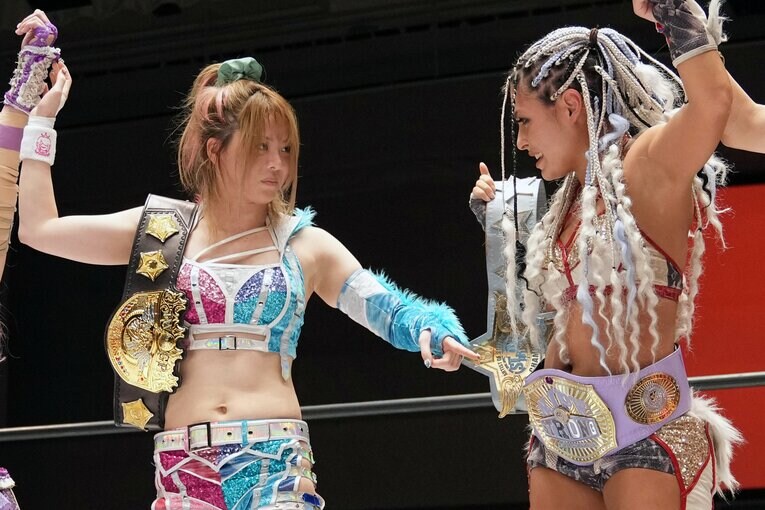 IWGP女子王者の岩谷麻優とSTRONG女子王者のジュリア。7月9日、後楽園ホール　©Masashi Hara