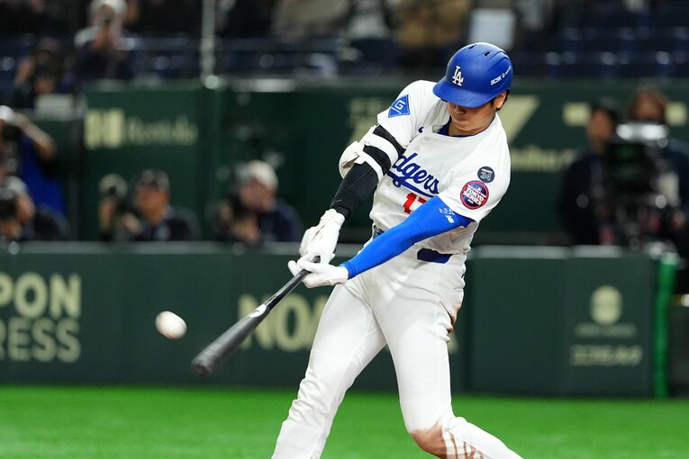 東京ドームでホームランを放つ大谷　©︎Getty Images