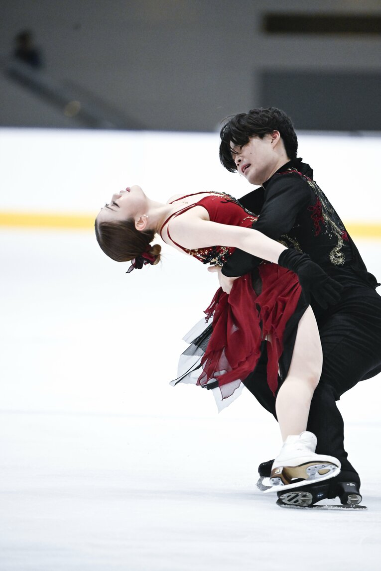 初の国際大会出場となった「木下グループ杯」で演技を行う紀平梨花・西山真瑚　©Asami Enomoto【スワイプするとそのほかの写真もご覧になれます】