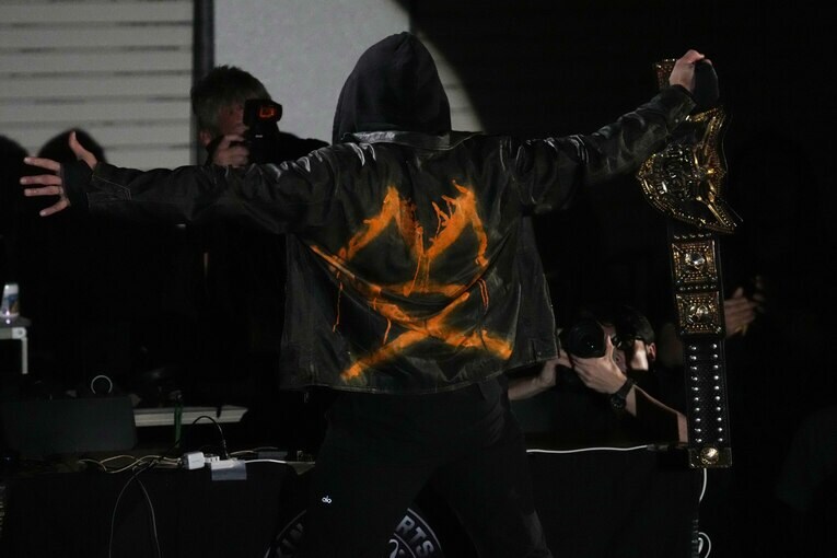 ジョン・モクスリーの入場シーンとトレードマーク的なジャケット　©Essei Hara