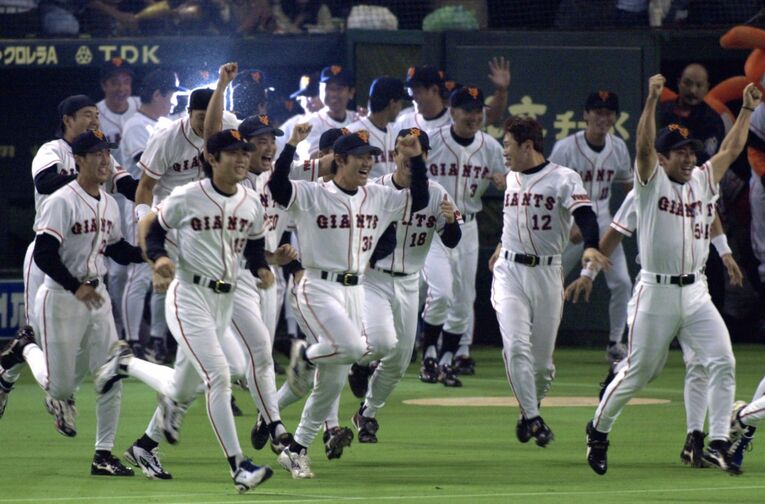 2000年の日本シリーズ。6年ぶりの日本一を達成した瞬間。巨人ナインとともにベンチをとび出した高橋尚成　©KYODO
