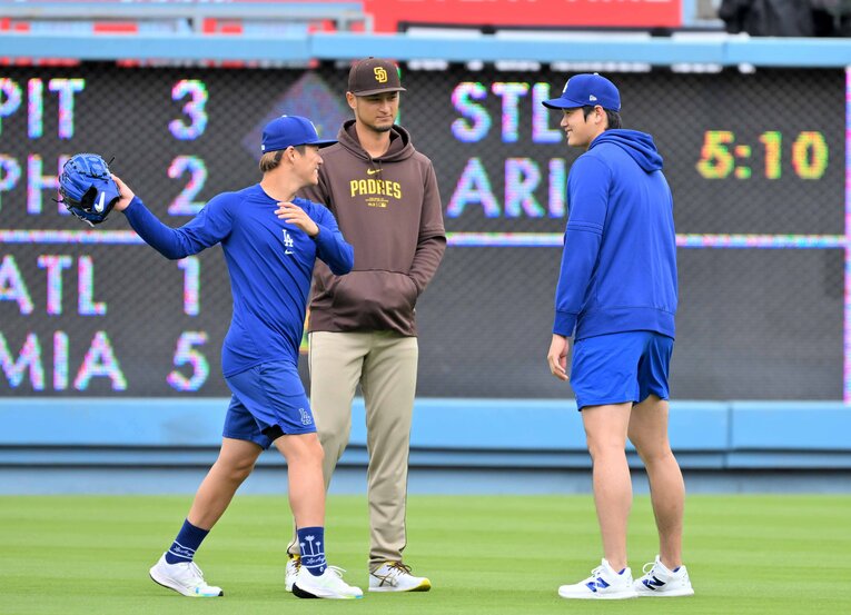 4月13日のパドレス戦では、試合前にダルビッシュ有と3人で談笑するシーンも　©JIJI PRESS