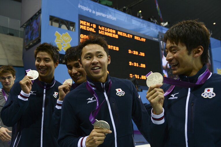 ロンドン五輪のメドレーリレー後の北島康介ら　©Asami Enomoto／JMPA