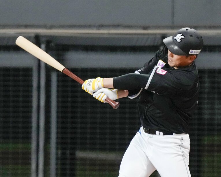 エスコンフィールドで放った角中のメモリアル弾　©︎KYODO