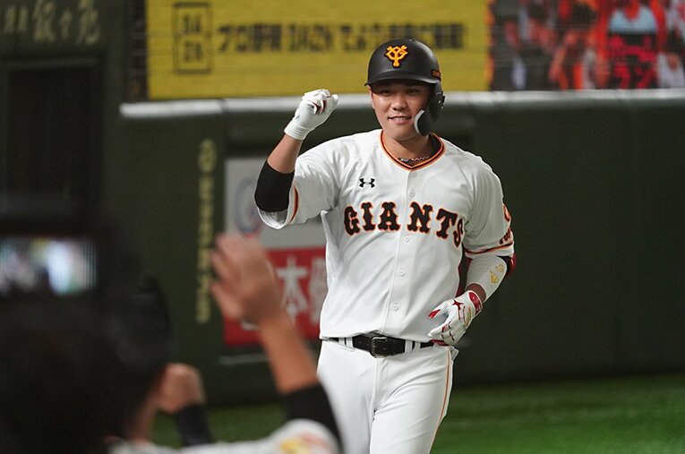 コロナ禍によって最年少2000本達成こそ逃したものの、坂本勇人の安打ペースは日本プロ野球史に残るものだ ／ photograph by Hideki Sugiyama