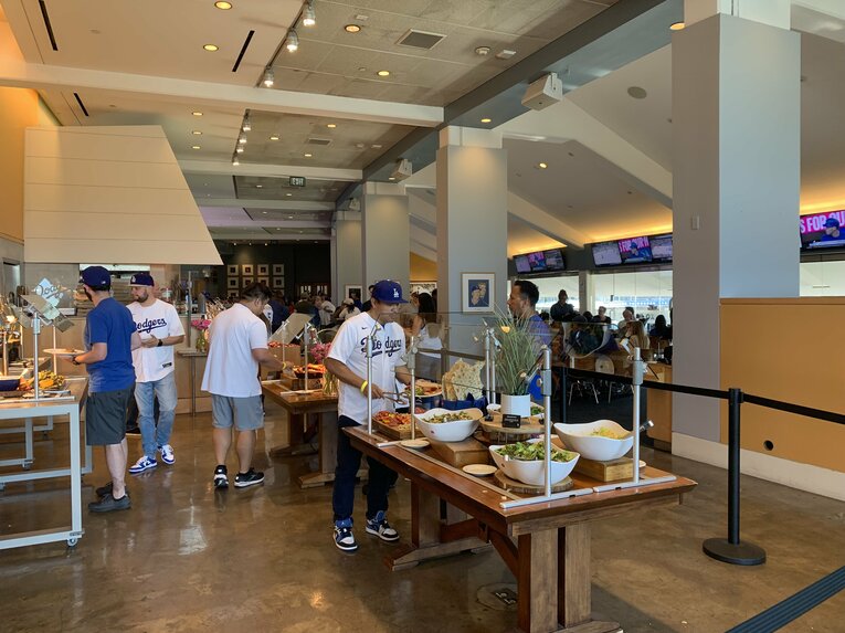 【ドジャースタジアム】スタジアムクラブはドジャースファンだらけなので、エンゼルスの帽子は脱いで入った