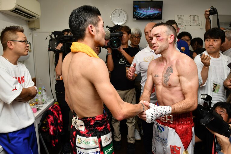 IBF世界スーパーバンタム級タイトルマッチで王者・岩佐亮佑（左）を倒し、新王者に輝いたTJ・ドヘニー　©︎Hiroaki Yamaguchi/AFLO