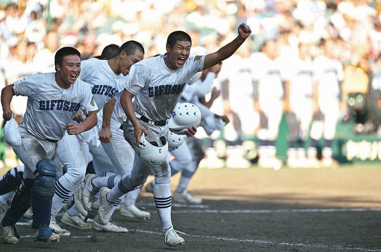 準々決勝で延長タイブレークの末に優勝候補本命の横浜を破った県岐阜商のナイン。公立校の快進撃はいかにして起きたのか… ／ photograph by Hideki Sugiyama