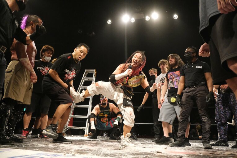 元パティシエが蛍光灯で殴り合い…“デスマッチアマゾネス”山下りなの媚びない魅力「犯罪以外なら何してもいい」 米国で男子相手に王座獲得(43)