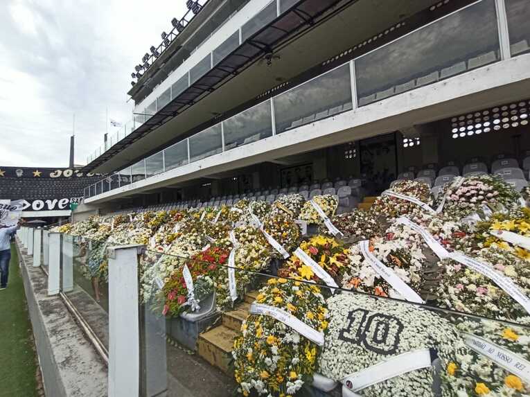 スタジアム内。メインスタンドの一角は、膨大な数の花束で埋まっていた ©Hiroaki Sawada