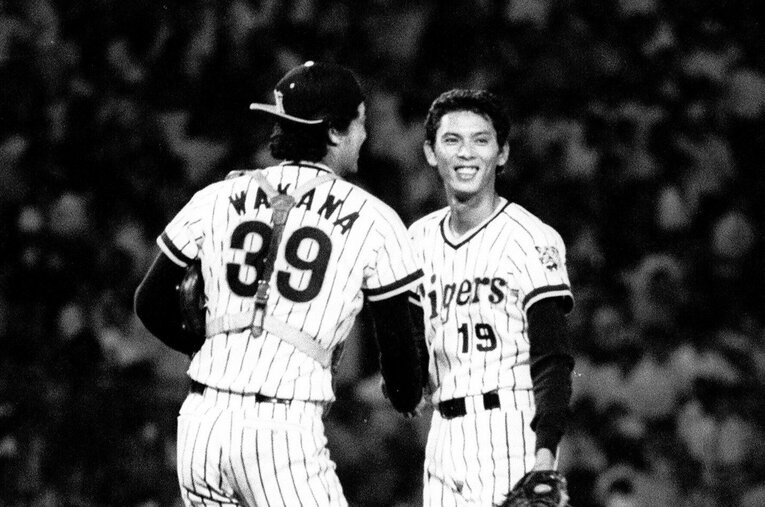 1979年、田淵幸一との大型トレードでクラウンライターから阪神入りした若菜嘉晴（左）が出会ったのが巨人から移籍してきた小林繁（右）だった　©Sankei Shimbun