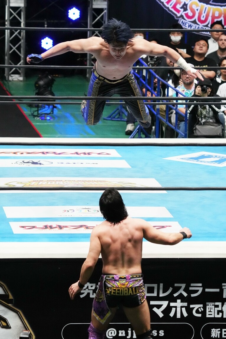 5月26日、国立代々木競技場第二体育館。『BOSJ』準決勝でマイク・ベイリーにトペ・コンヒーロを見舞うワト