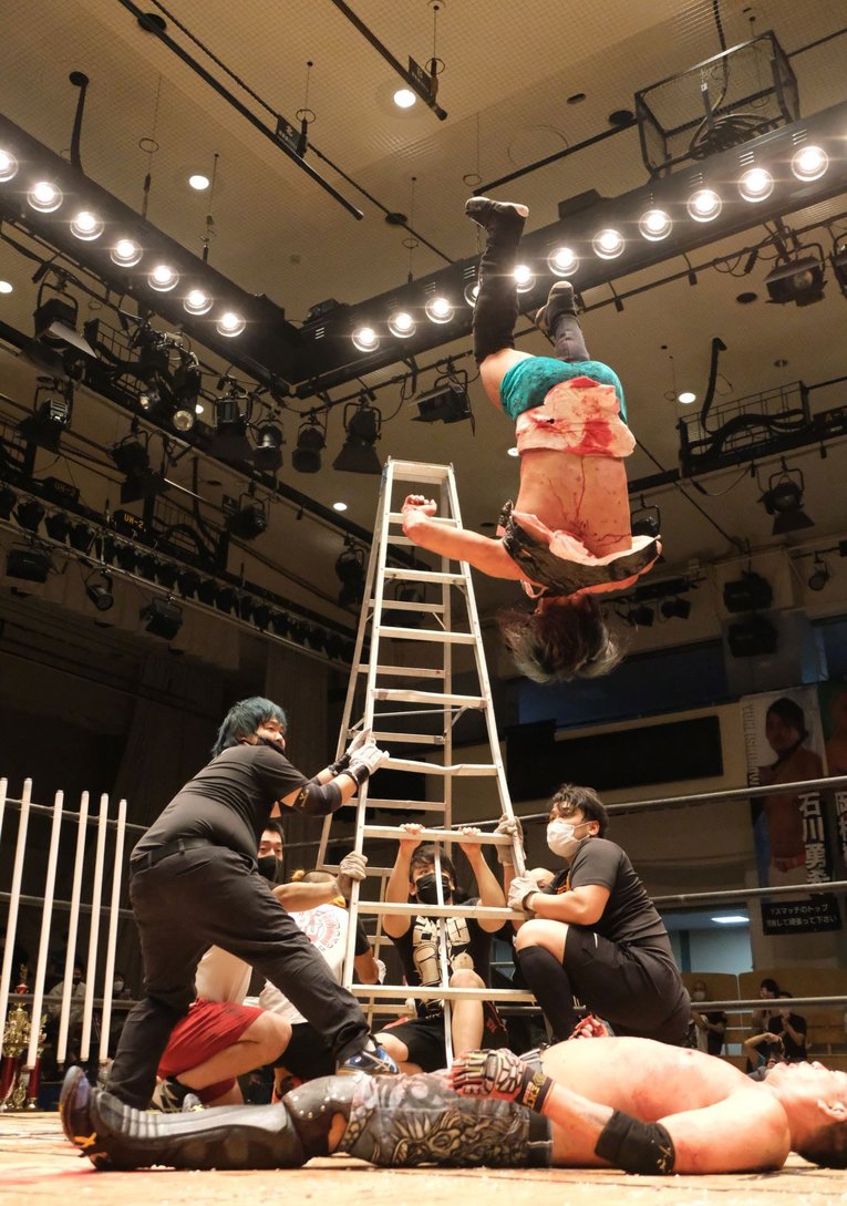 デスマッチファイター・ドリューは血がドクドク流れても試合を止めなかった 「ケガある、傷ある。でもやる。大好きだから」(63)