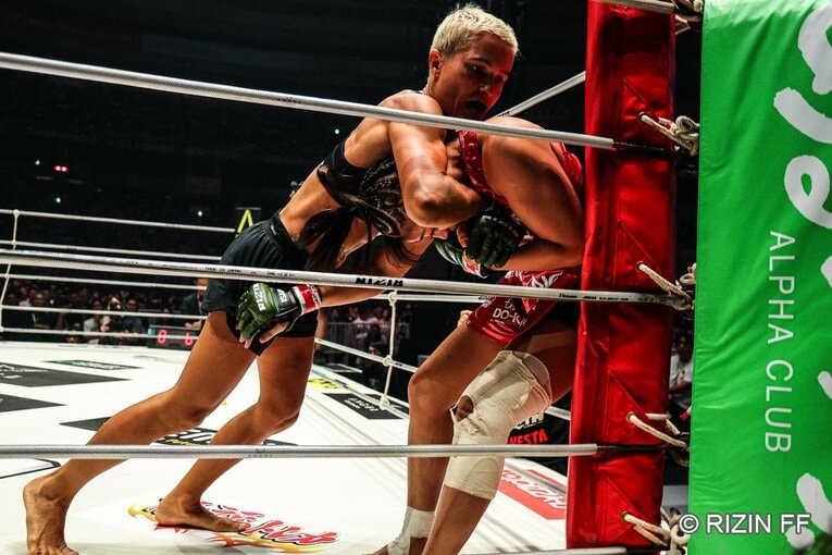 RENAvsクジュティナ　©RIZIN FF