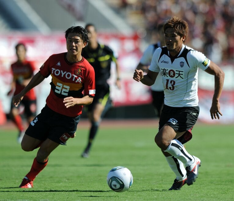 ヴィッセル神戸の大久保嘉人とマッチアップする名古屋グランパスの田中隼磨。J1制覇も経験した　©︎Getty Images
