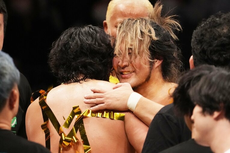 後藤洋央紀と抱き合う棚橋弘至　©Masashi Hara