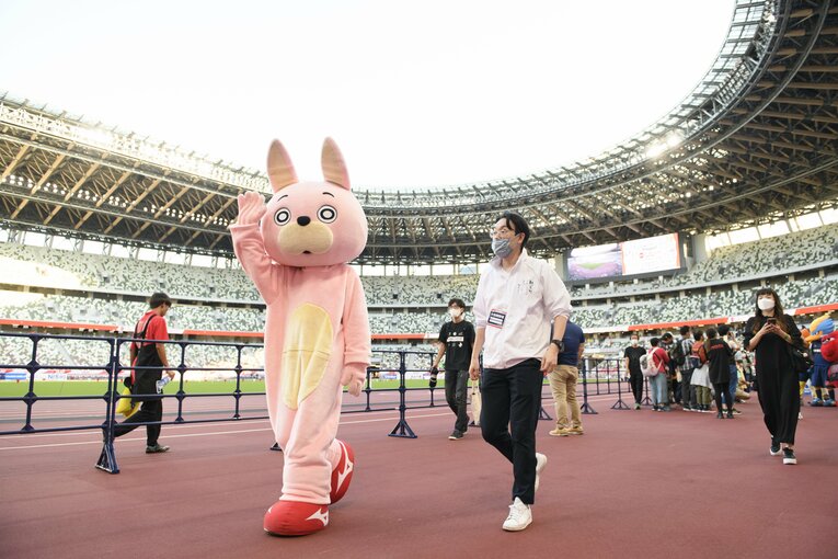 桃色ウサヒの足元はミズノ社製と思われるシューズ。アスリート仕様だ©Hirofumi Kamaya