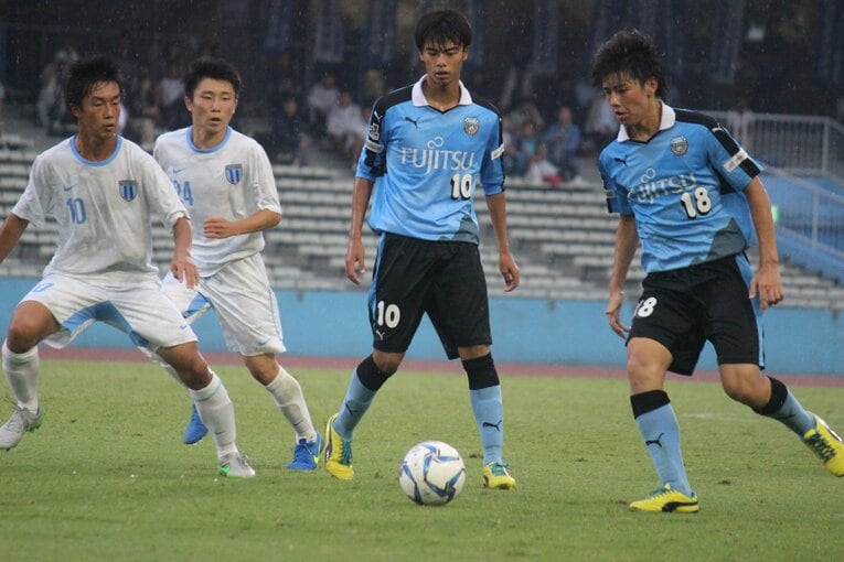 高2の田中碧と高3の三笘薫　©︎Takahito Ando