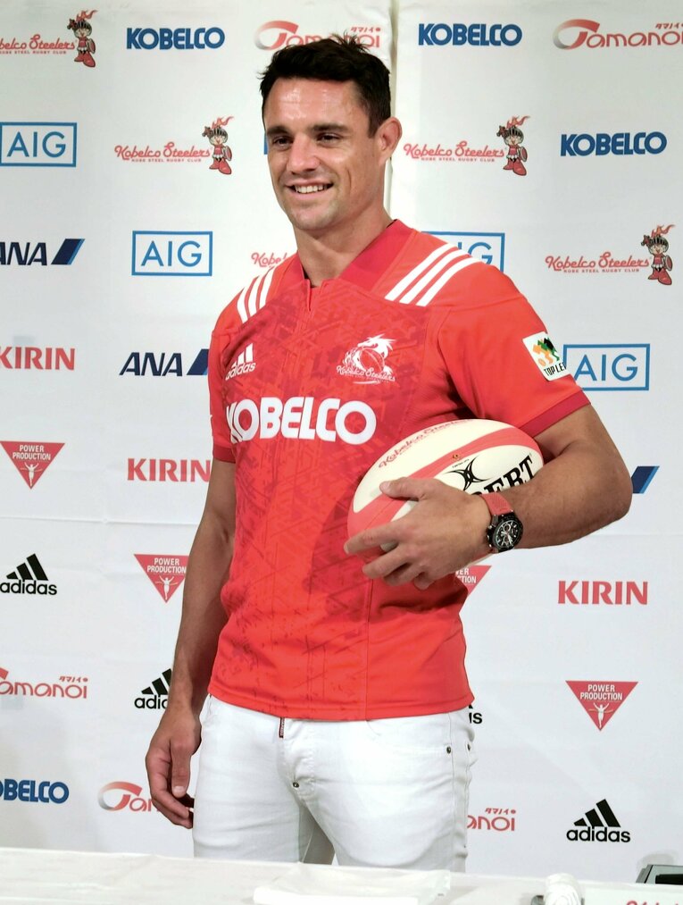 神戸製鋼への入団記者会見で、ユニホームで写真撮影に応じるダン・カーター　©JIJI PRESS