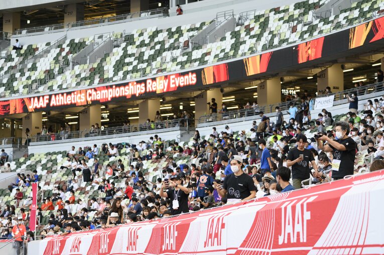 物珍しいゆるキャラリレーを動画撮影する観客たち　©Hirofumi Kamaya