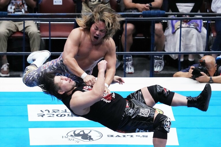 高橋裕二郎を攻める棚橋弘至　©Essei Hara