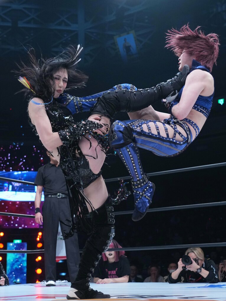 互いのキックが炸裂してダメージを負う上谷沙弥と安納サオリ　©Essei Hara