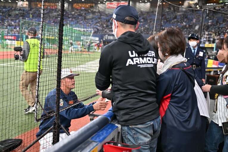 サインに応じるヌートバー　©Naoya Sanuki