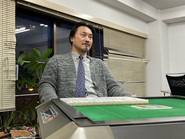 インタビューに応える加藤哲郎氏