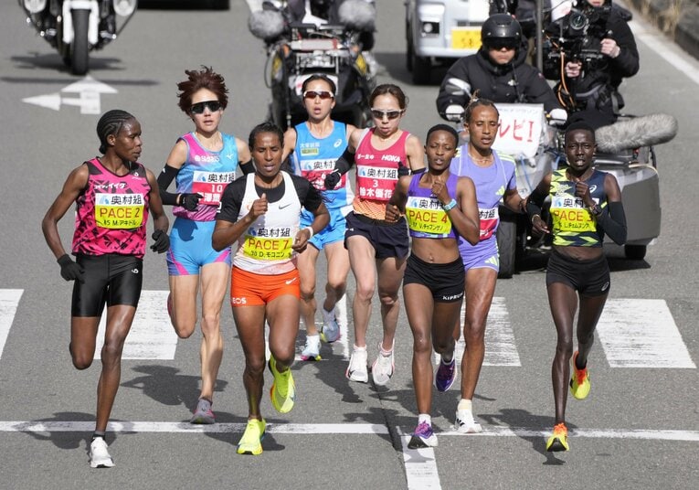 中間点付近までは先頭集団にくらいついた小林（中央後）。実はそこからの遅れも「想定内」だった　©︎JIJI PRESS