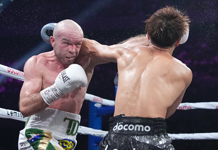 ドヘニーのカウンターを紙一重でかわす井上尚弥　©Naoki Fukuda
