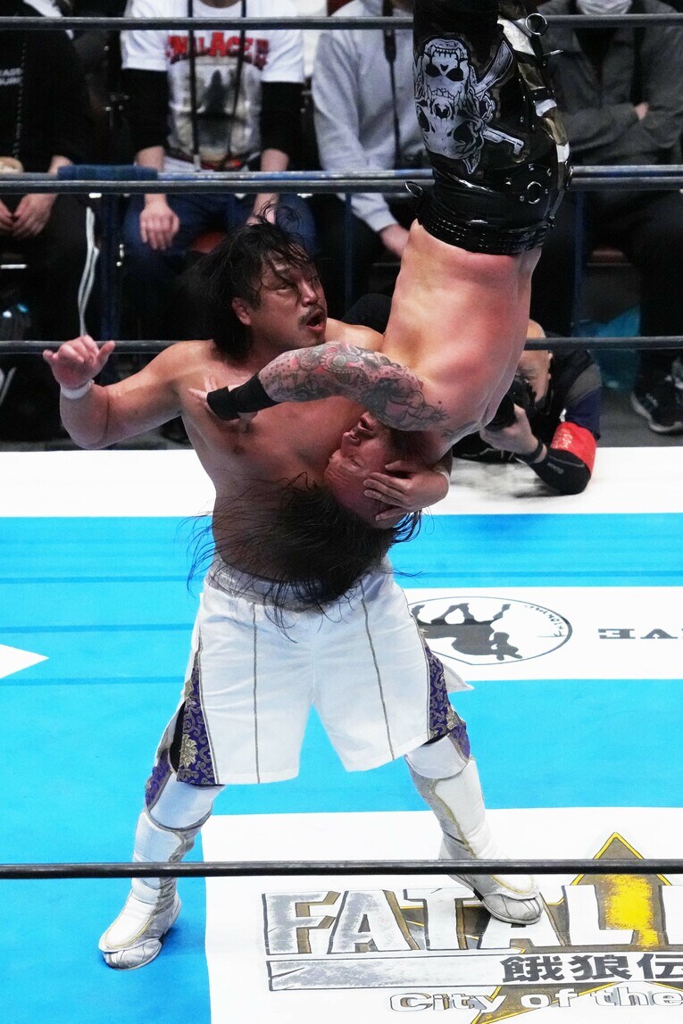 牛殺しを見せる後藤洋央紀　©Essei Hara