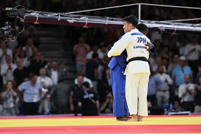 試合が終了しギャバを称える橋本　©Kaoru Watanabe/JMPA