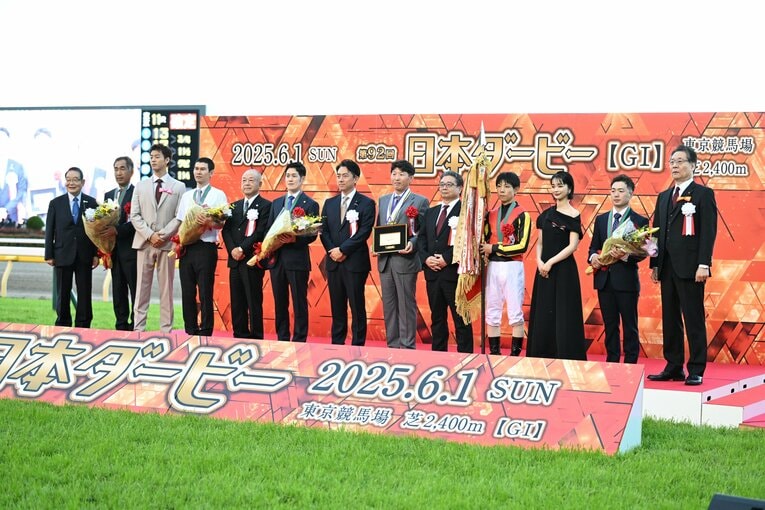 日本ダービーの表彰式。小泉進次郎農水相の姿も　©Keiji Ishikawa