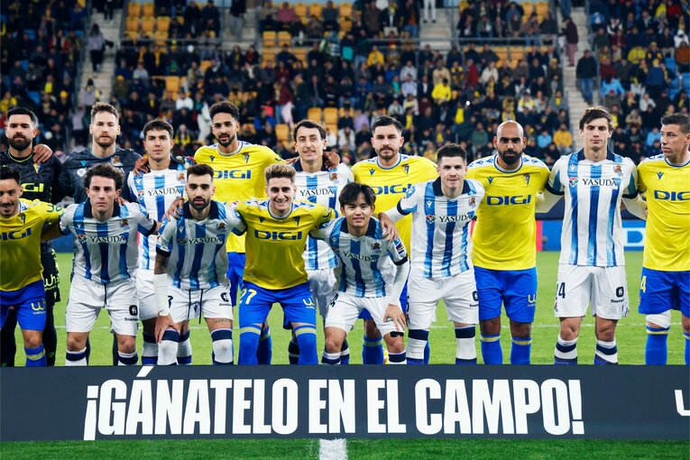 両チーム集合写真では和やかムード、だったはずが……　©Daisuke Nakashima