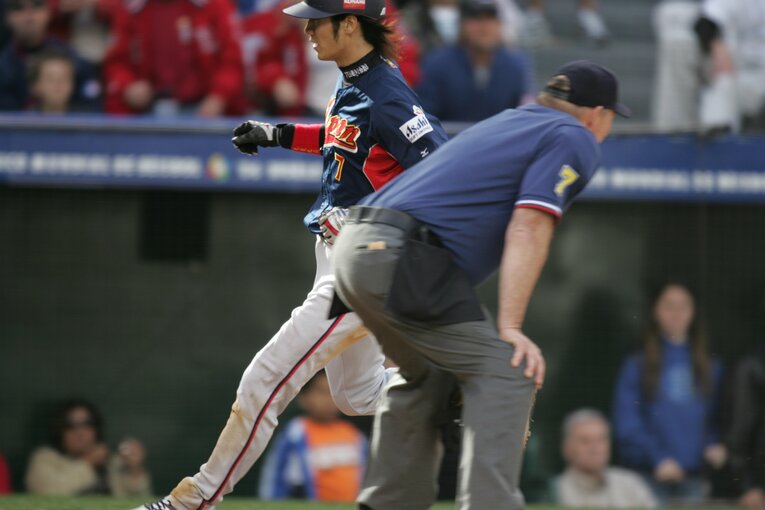 あのタッチアップで生還する西岡　©Naoya Sanuki